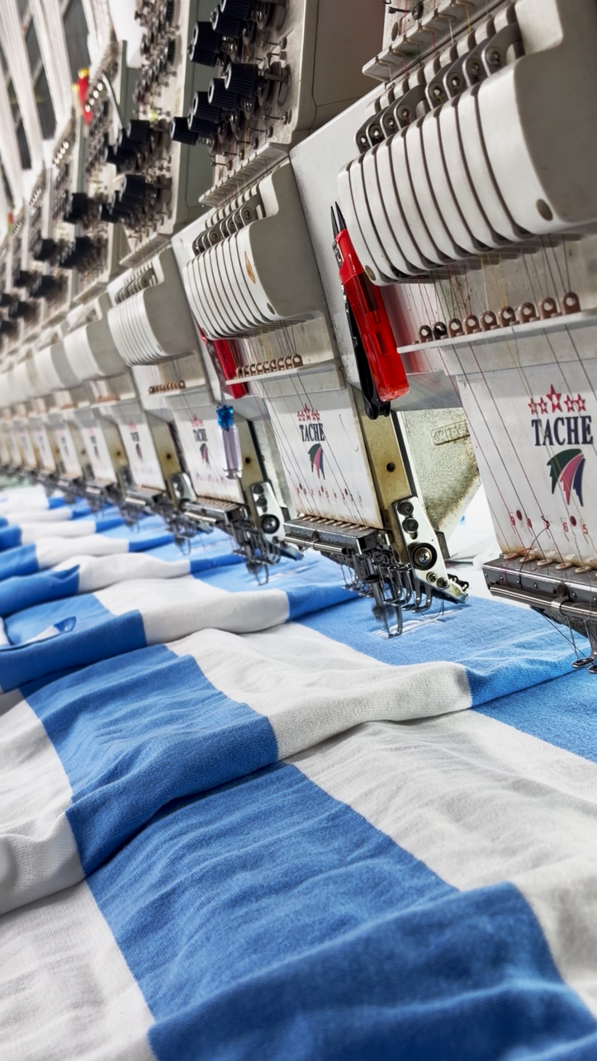 24-head -needle embroidery machine stitching team crest on custom rugby shirt